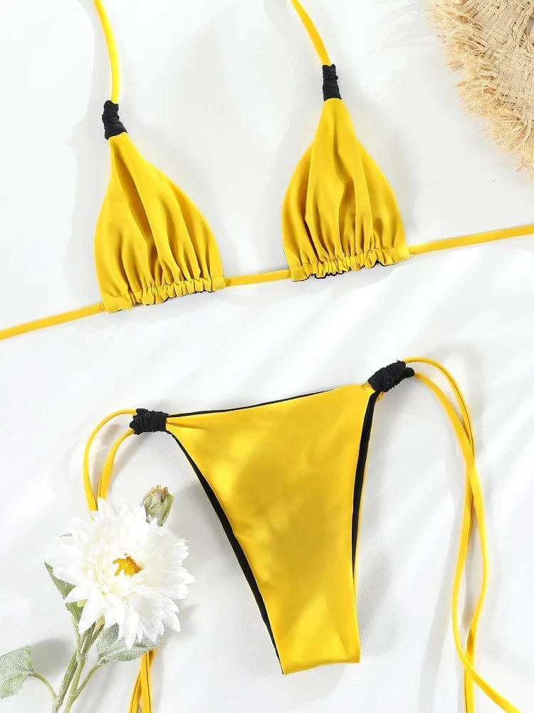 Maillot de bain femme triangle vibrant jaune, style sexy avec détails noués, ambiance estivale.