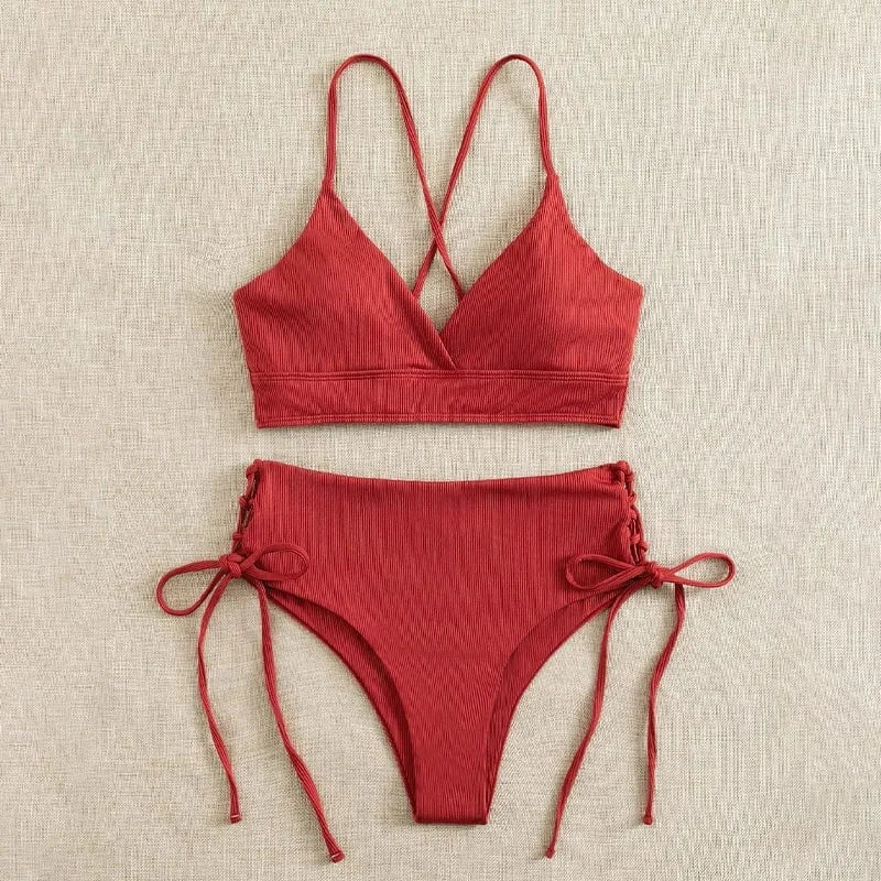 Maillot de bain femme en deux pièces, design rouge élégant avec bretelles croisées et nœuds.