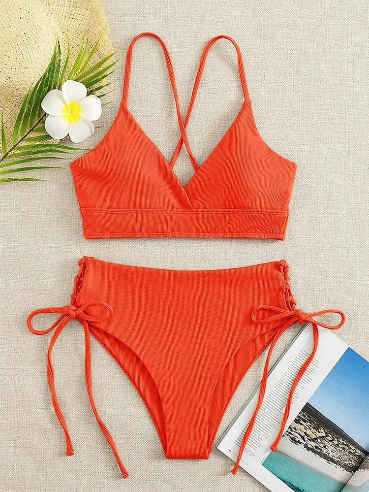 Maillot de bain femme triangle, orange vif, style estival, idéal pour plage et détente au soleil.