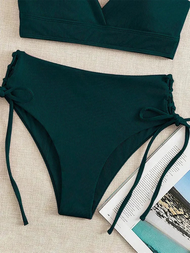 Maillot de bain femme, triangle sophistiqué vert menthe avec détails lacés élégants.