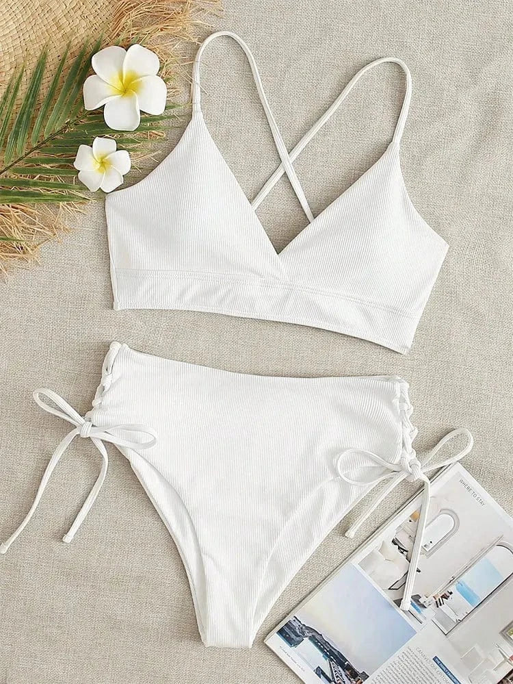 Maillot de bain triangle blanc femme, élégant avec détails croisés et fleurs tropicales.