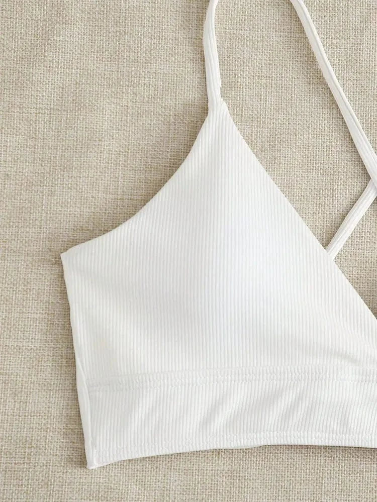 Maillot de bain femme blanc, design triangle texturé, parfait pour un look estival élégant.