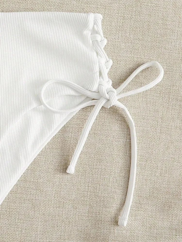 Maillot de bain femme, bas blanc avec nœud, style élégant pour un look estival raffiné.