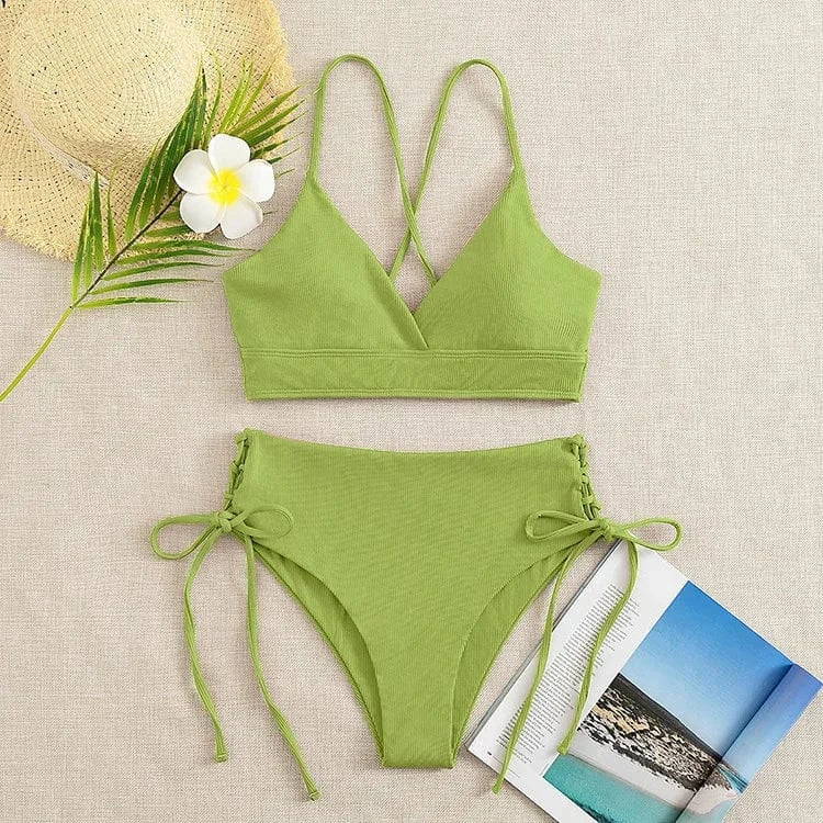 Maillot de bain femme triangle vert menthe avec motifs modernes et un style élégant pour l'été.