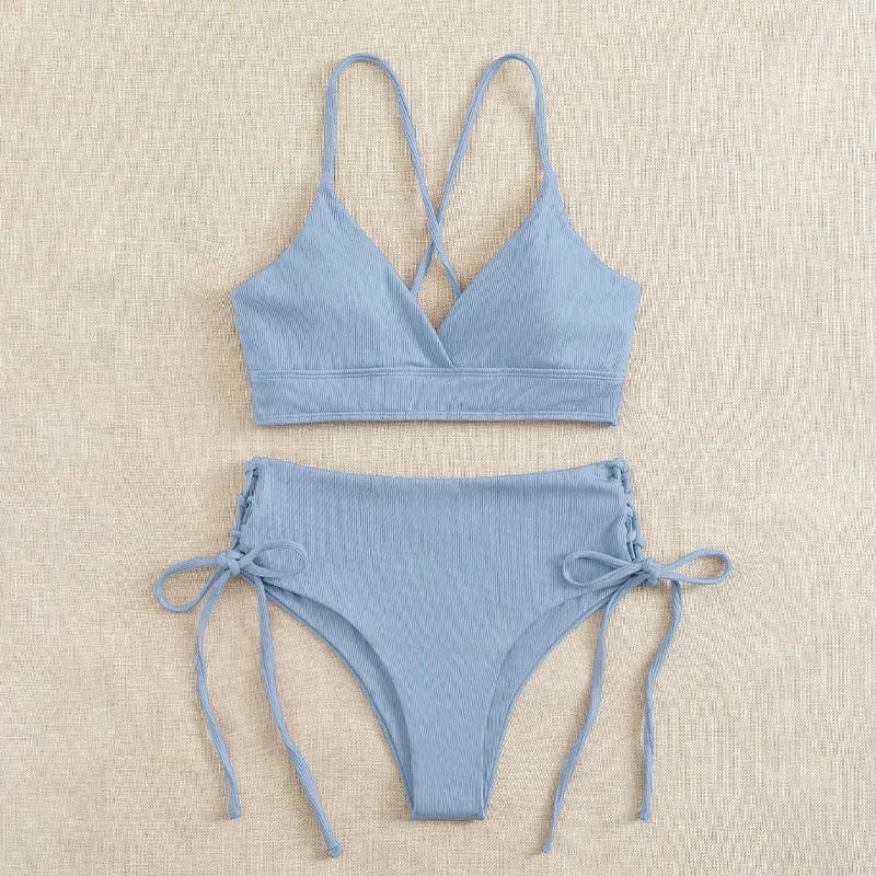 Maillot de bain deux pièces bleu avec soutien-gorge triangle croisé et culotte à nœuds.