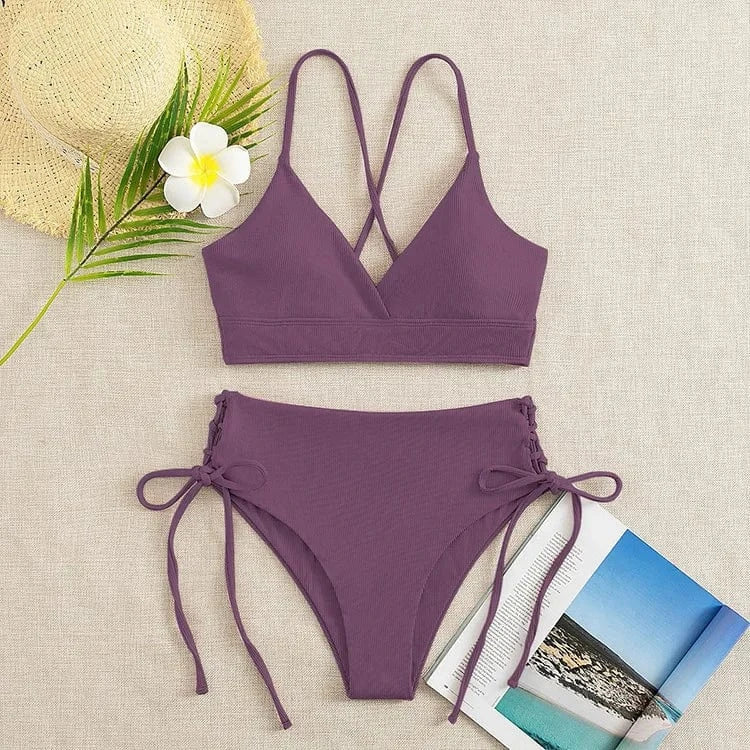 Maillot de bain femme deux pièces prune, bretelles croisées, idéal pour l'été à la plage.
