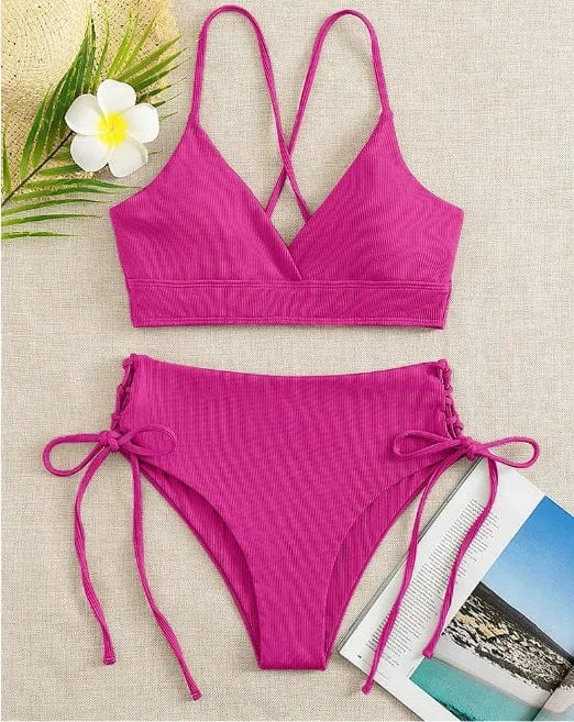 Maillot de bain femme, modèle triangle fuchsia avec lanières croisées et finitions élégantes.