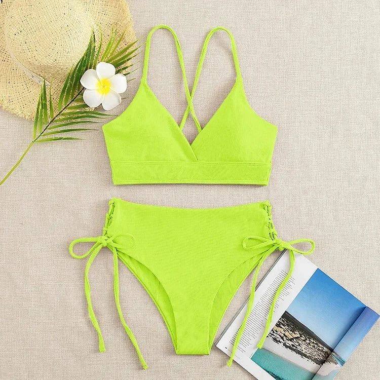 Maillot de bain deux pièces vert lumineux avec motif triangle, idéal pour l'été à la plage.