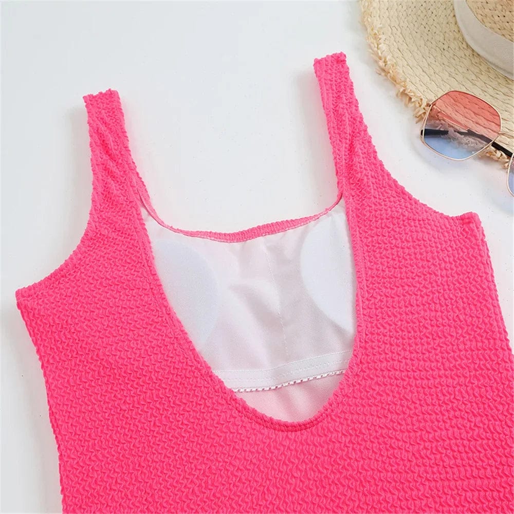 Maillot de bain une pièce rose vif pour femmes, idéal pour un style estival tendance.