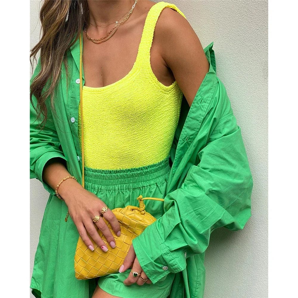 Maillot de bain femme 1 pièce jaune avec accessoires verts pour un look estival vibrant.