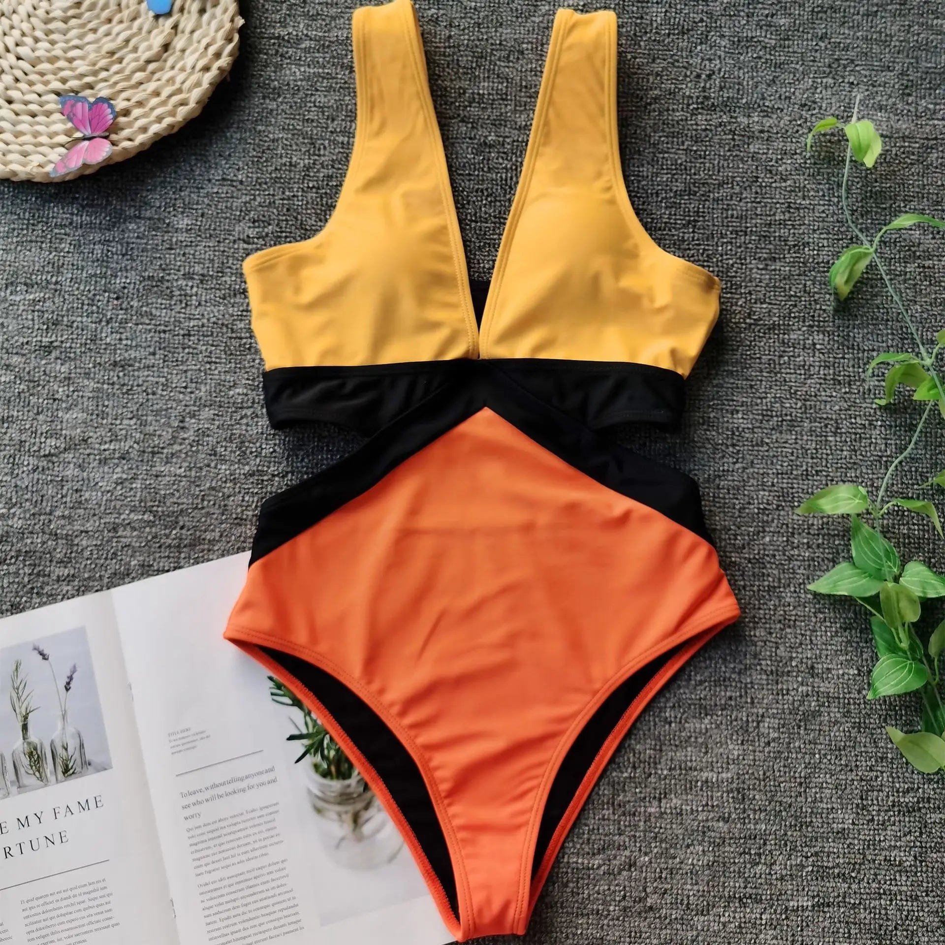 Maillot de bain une pièce pour femme, design coloré échancré, style chic et moderne.