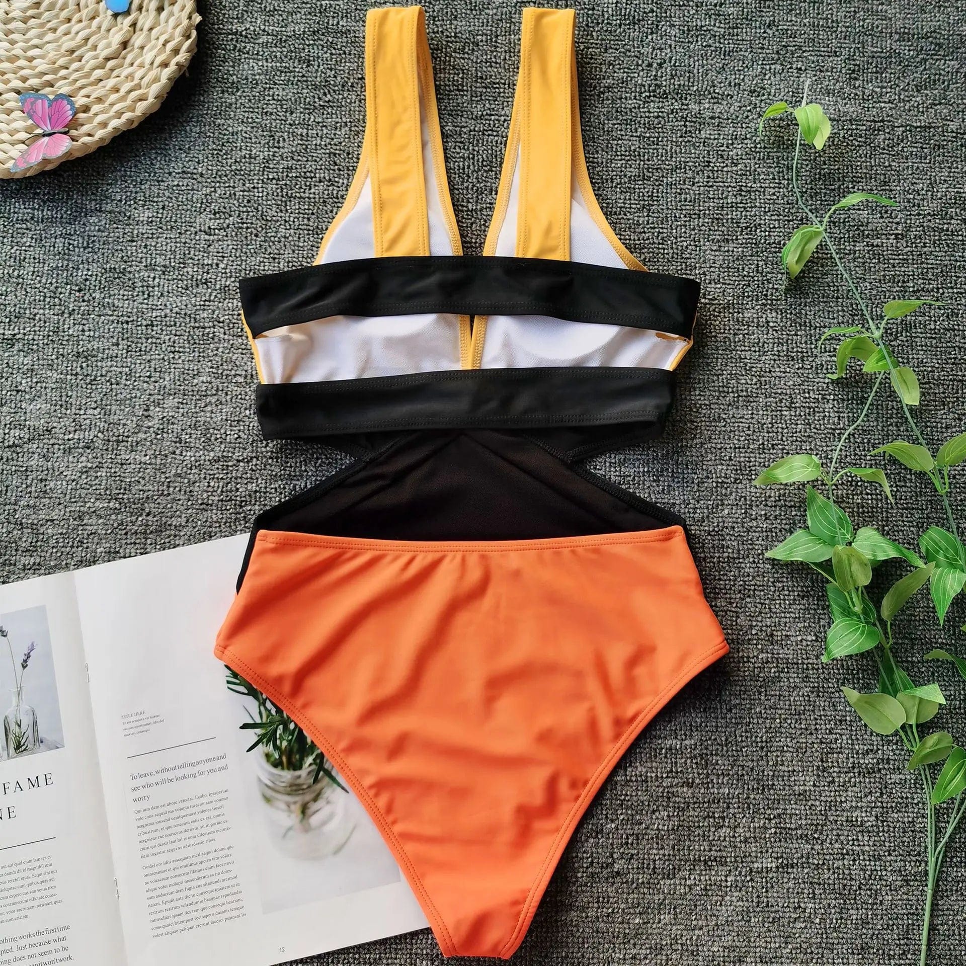 Maillot de bain une pièce échancré multicolore pour femme avec design moderne et élégant.