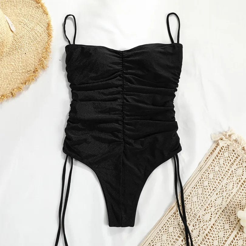 Maillot de bain une pièce noir élégant pour femme avec bretelles fines et design froncé.