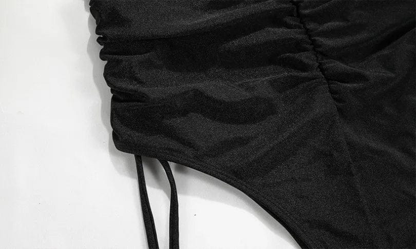 Maillot de bain une pièce noir élégant pour femme avec détails froncés, idéal plage ou piscine.