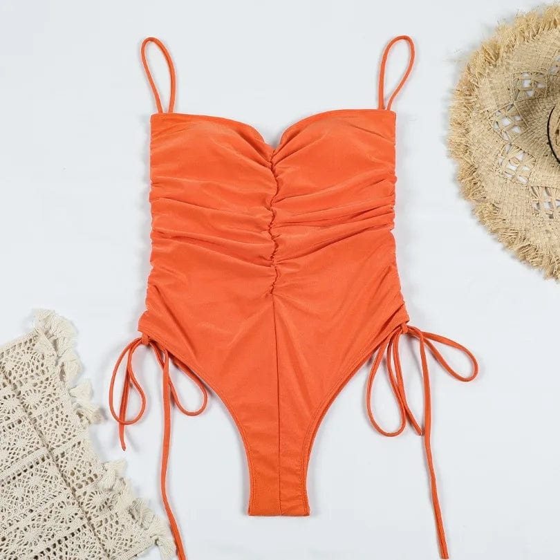 Maillot de bain une pièce orange vif pour femme avec bretelles fines et détails froncés élégants.