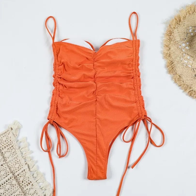 Maillot de bain une pièce orange vif avec fronces et fines bretelles pour un look estival séduisant.