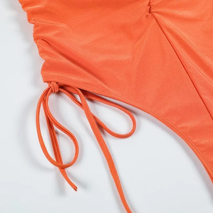 Maillot de bain une pièce femme sexy avec détails noués et couleur orange éclatante.