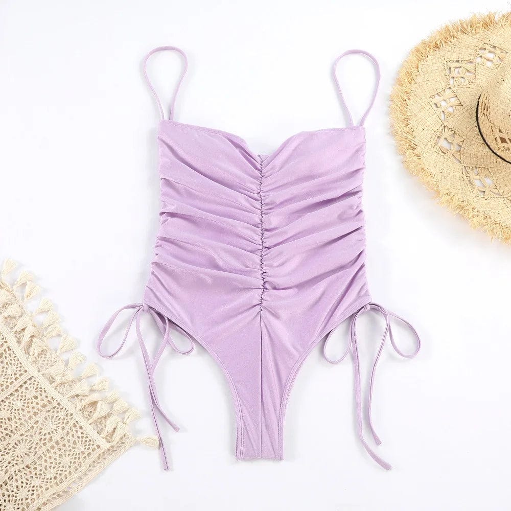 Maillot de bain une pièce violet pour femme, chic et élégant avec fronces et bretelles fines.