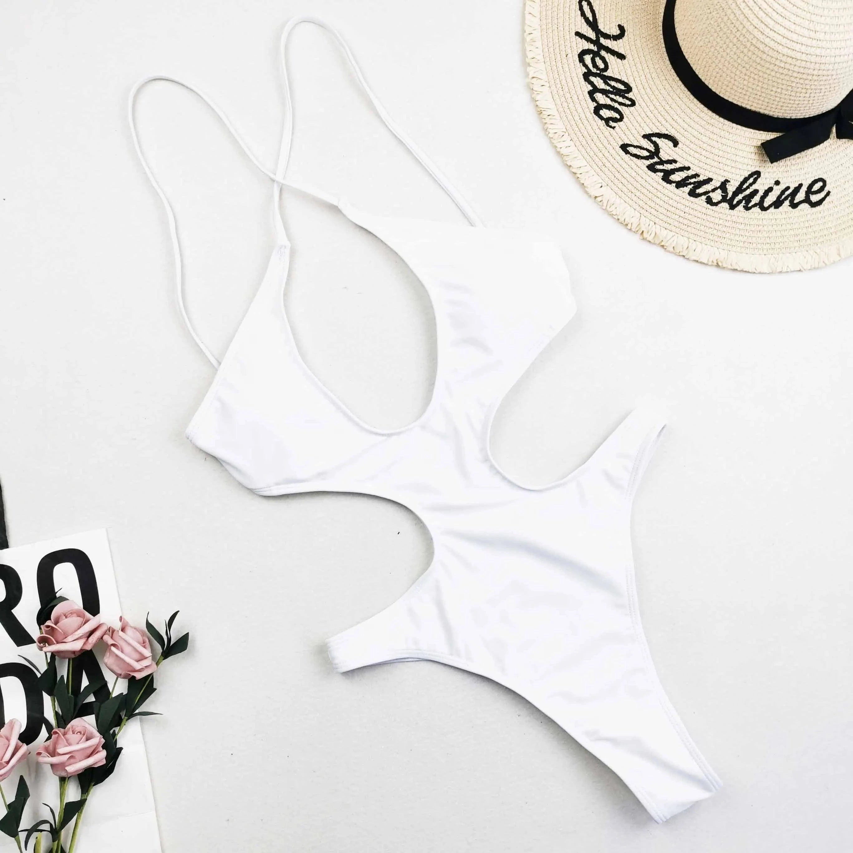 Maillot de bain une pièce blanc élégant avec découpes sensuelles, parfait pour l'été.