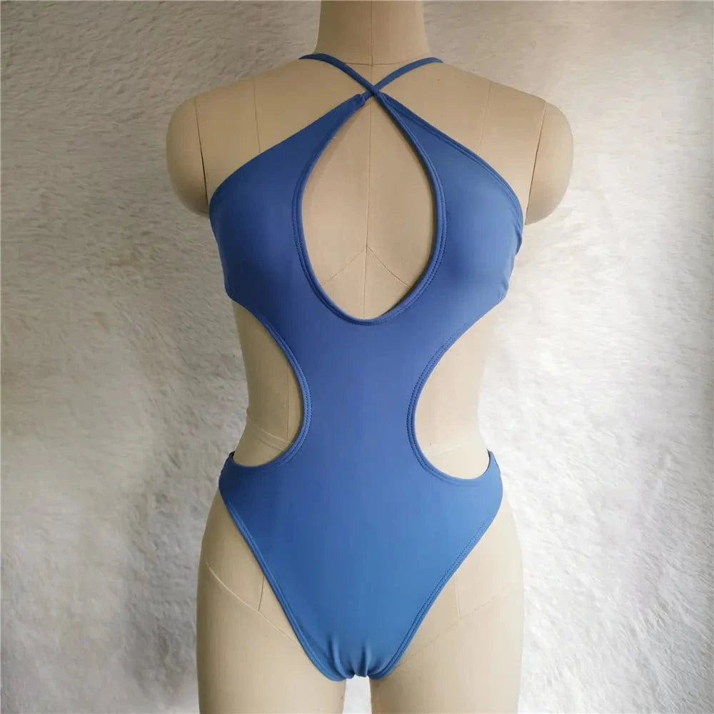 Maillot de bain une pièce bleu pour femme, design sexy avec découpes élégantes et moderne.